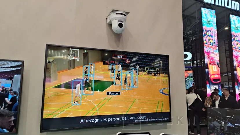 Geeknetic Sony presenta sus nuevas pantallas Bravia para entornos colaborativos y un sistema de visualización 3D inmersiva que se controla con gestos 5