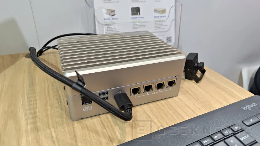 Geeknetic AAEON presenta el BOXER-8653AI-PLUS, un mini PC basado en NVIDIA Jetson Orin NX que incluye 4 puertos LAN PoE 1