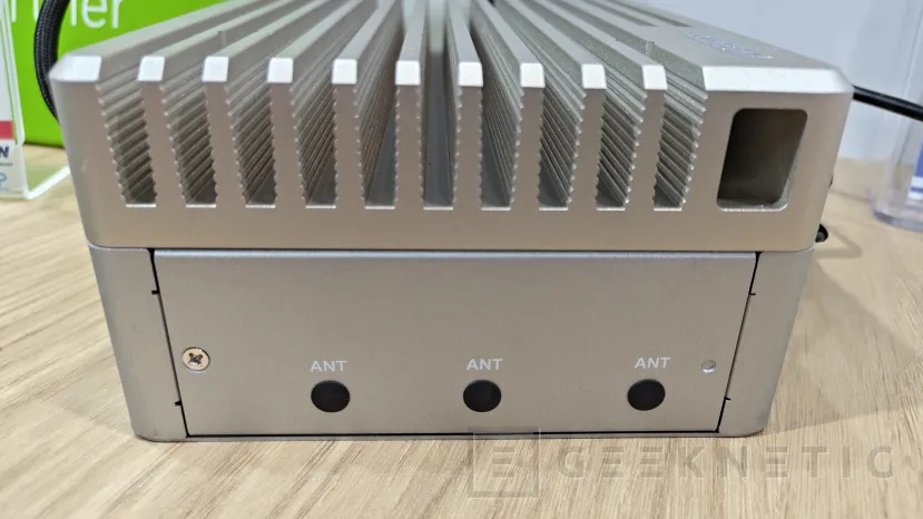 Geeknetic AAEON presenta el BOXER-8653AI-PLUS, un mini PC basado en NVIDIA Jetson Orin NX que incluye 4 puertos LAN PoE 3