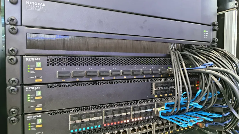 Geeknetic Nuevos Switches totalmente gestionados de NETGEAR, hasta 16 puertos de 100 Gbps o 16 conectores PoE 8 de ellos con Neutrik 3