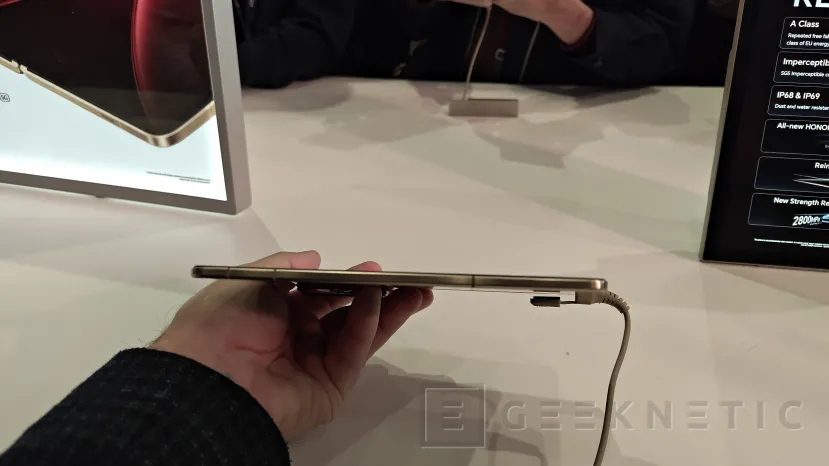 Geeknetic El plegable HONOR Magic V6 aparece a las puertas del MWC con una enorme batería de 6.660 mAh 3