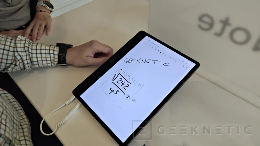 Geeknetic TCL nos enseña su Note A1 NXTPAPER, un tablet con la que quieren que te olvides del papel 3