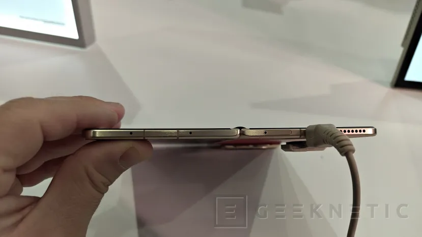 Geeknetic El plegable HONOR Magic V6 aparece a las puertas del MWC con una enorme batería de 6.660 mAh 2