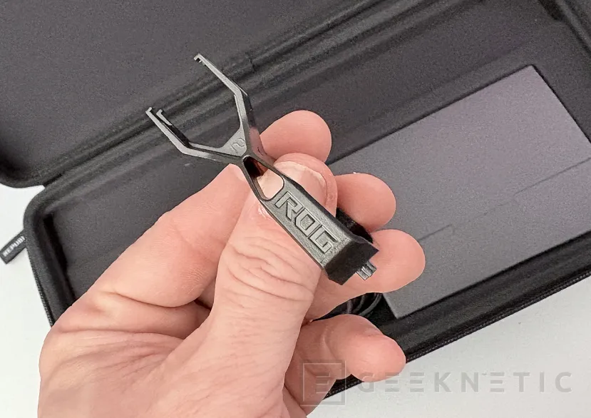 Geeknetic ASUS ROG Falchion Ace 75 HE Review 5