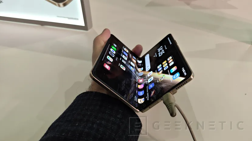 Geeknetic El plegable HONOR Magic V6 aparece a las puertas del MWC con una enorme batería de 6.660 mAh 1
