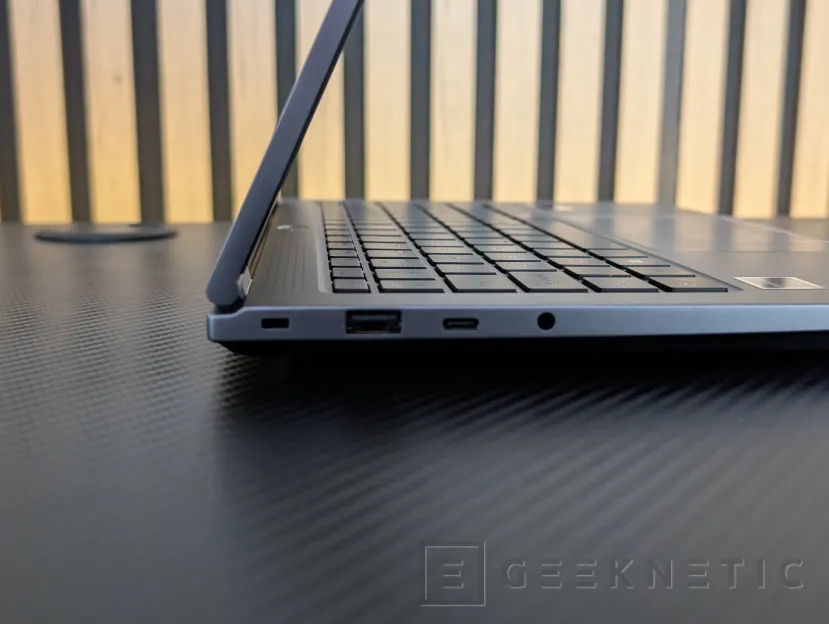 Geeknetic PCSpecialist 14" Lafité AI AMD Review 4