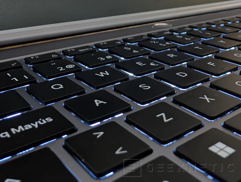 Geeknetic PCSpecialist 14" Lafité AI AMD Review 8