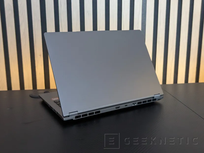 Geeknetic PCSpecialist 14" Lafité AI AMD Review 1