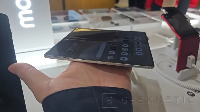 Geeknetic Motorola presenta el razr fold en el MWC 2026, un plegable de 2000 euros con el mejor sistema de cámara del segmento según DXOMARK 1