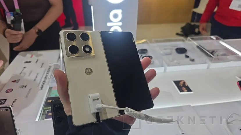Geeknetic Motorola presenta el razr fold en el MWC 2026, un plegable de 2000 euros con el mejor sistema de cámara del segmento según DXOMARK 3