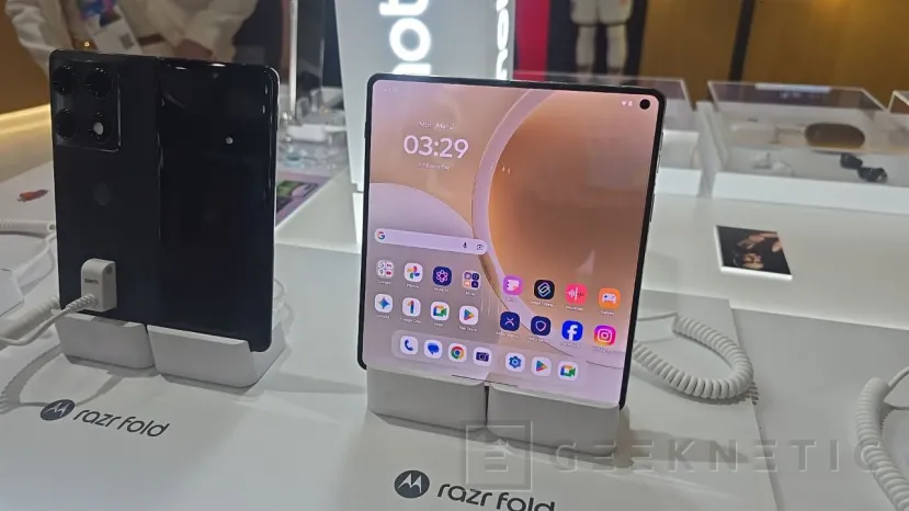 Geeknetic Motorola presenta el razr fold en el MWC 2026, un plegable de 2000 euros con el mejor sistema de cámara del segmento según DXOMARK 2