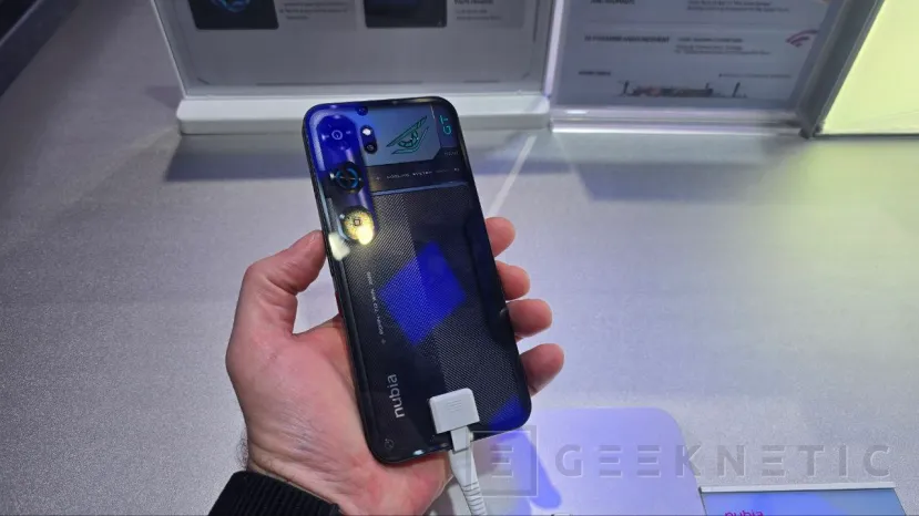 Geeknetic El nuevo Nubia Neo 5 GT es la apuesta de ZTE para el gaming: Gatillos de 550Hz y accesorio gamepad para mayor comodidad 2