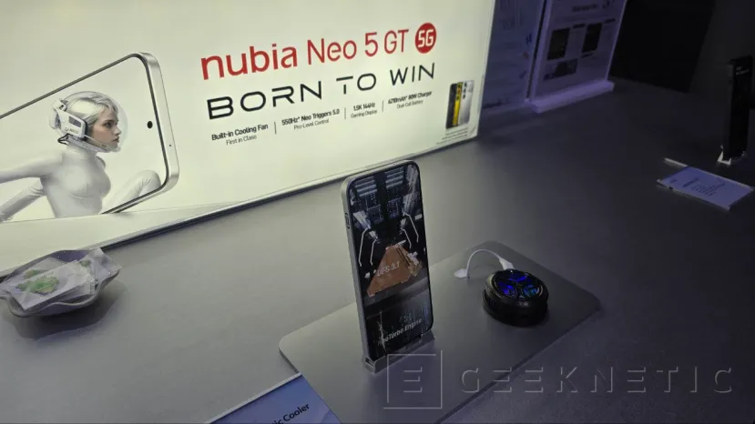 Geeknetic El nuevo Nubia Neo 5 GT es la apuesta de ZTE para el gaming: Gatillos de 550Hz y accesorio gamepad para mayor comodidad 3