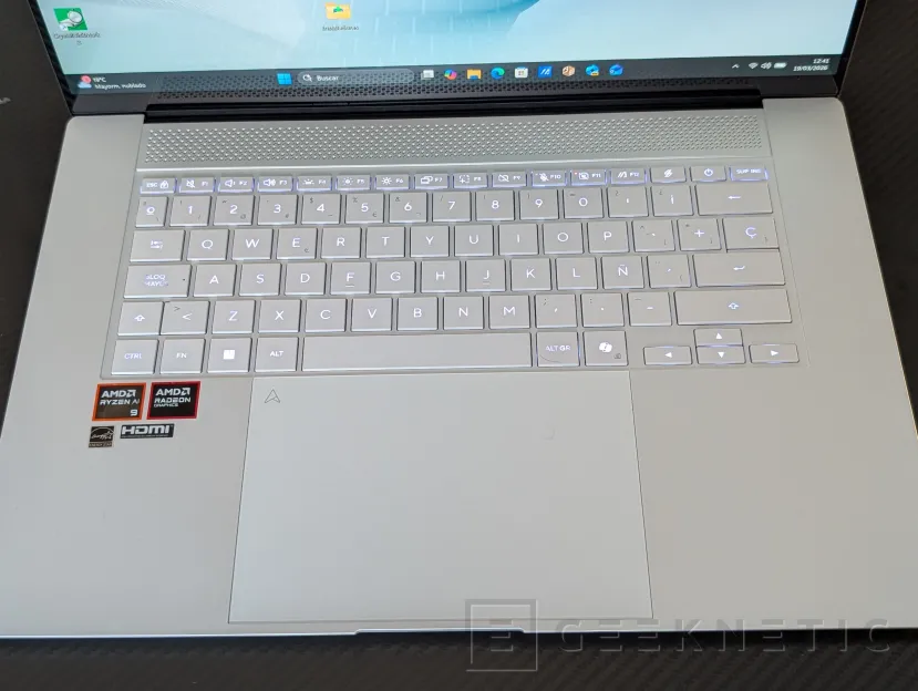 Geeknetic ASUS Zenbook S16 UM5606 Review Con AMD Ryzen AI 9 465 7