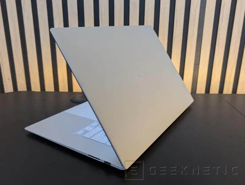 Geeknetic ASUS Zenbook S16 UM5606 Review Con AMD Ryzen AI 9 465 2