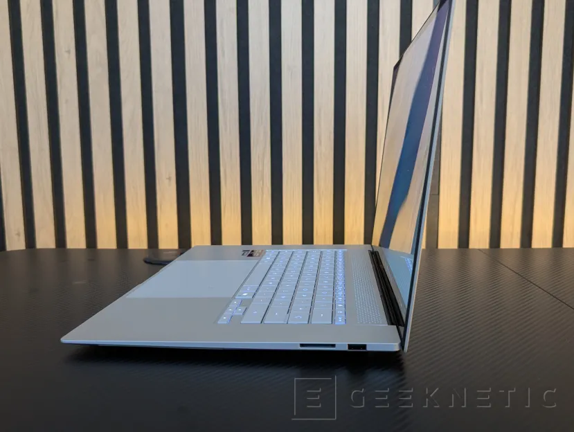 Geeknetic ASUS Zenbook S16 UM5606 Review Con AMD Ryzen AI 9 465 3