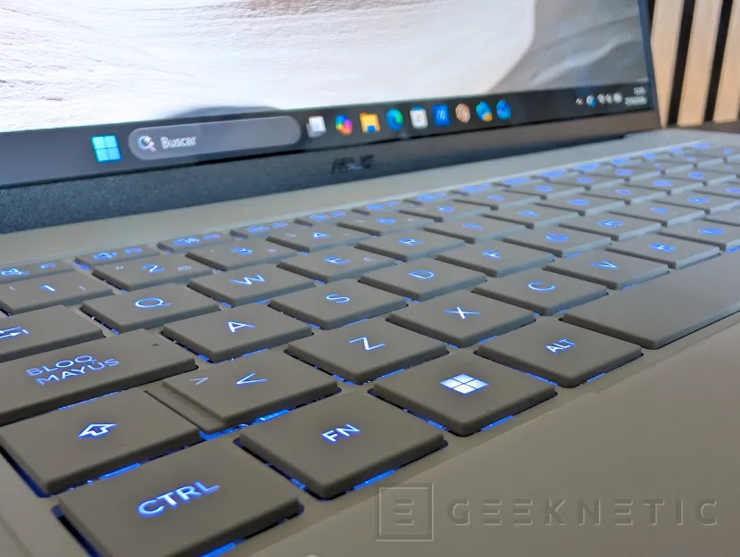 Geeknetic ASUS Zenbook A16 UX3607 Review con Snapdragon X2 Elite Extreme (X2E-94-100) 7