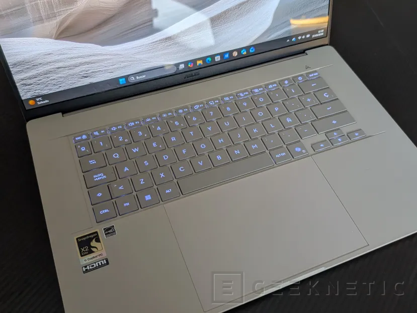 Geeknetic ASUS Zenbook A16 UX3607 Review con Snapdragon X2 Elite Extreme (X2E-94-100) 6