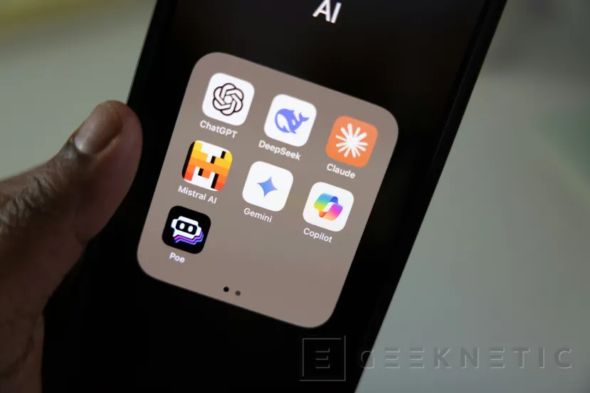 Geeknetic Apple estudia abrir Siri a chatbots de terceros en iOS 27 para reforzar su estrategia de IA en el iPhone 1