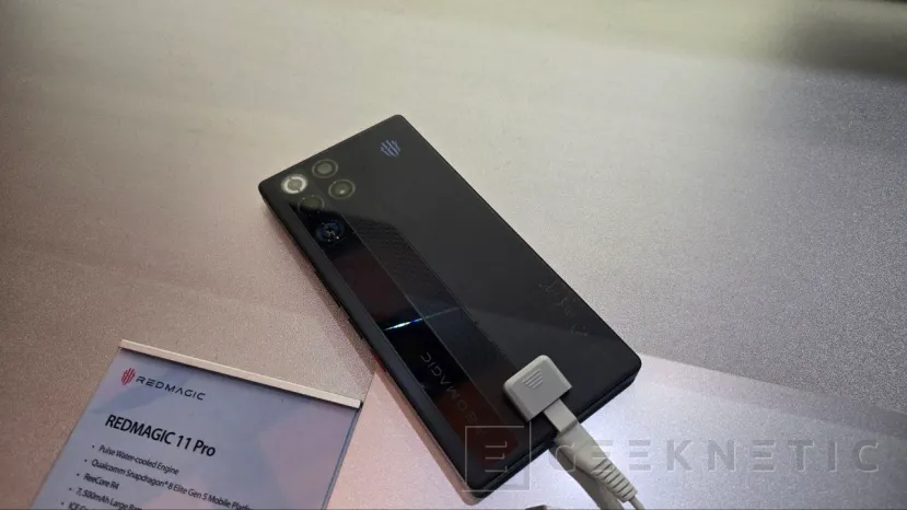 Geeknetic El Redmagic 11 Pro ofrece un diseño trasero plano y características premium para gaming 2