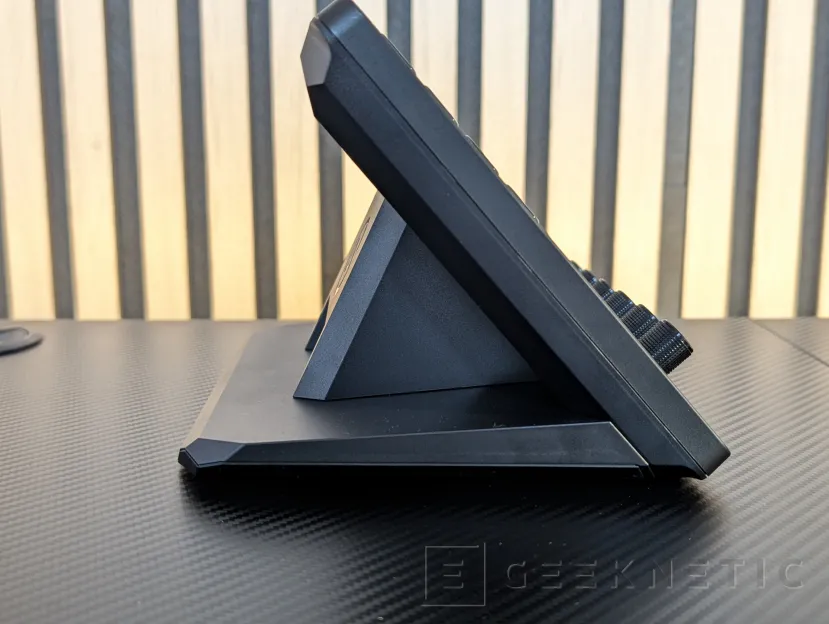 Geeknetic Elgato Stream Deck + XL Review 4