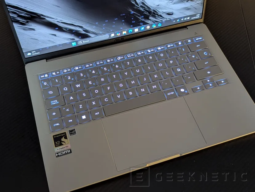 Geeknetic ASUS Zenbook A14 UX3407 Review con Snapdragon X2 Elite (X2E-88-100): potencia y autonomía para dos jornadas en menos de un kilo 6