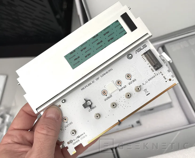 Geeknetic ASUS ROG CROSSHAIR X870E GLACIAL Review 11