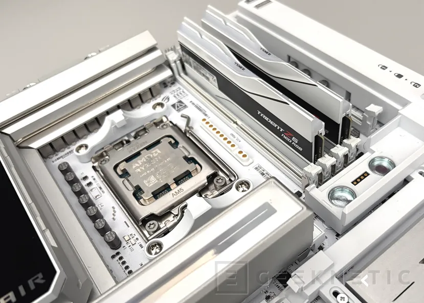 Geeknetic ASUS ROG CROSSHAIR X870E GLACIAL Review 25