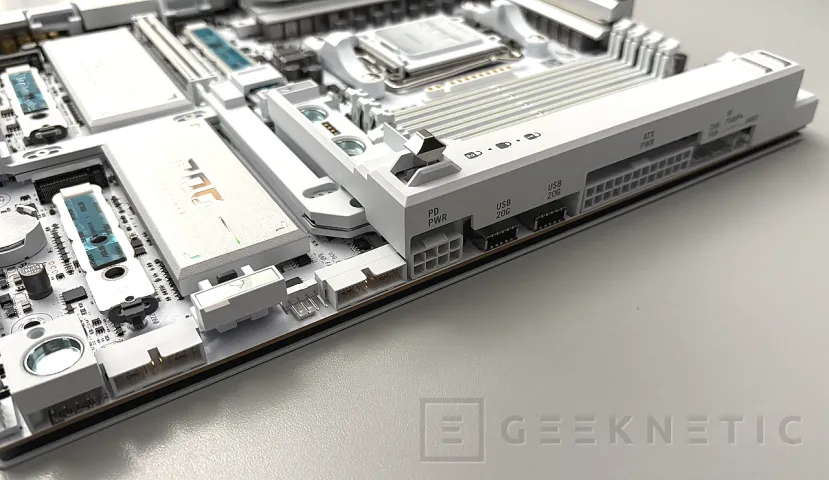 Geeknetic ASUS ROG CROSSHAIR X870E GLACIAL Review 18