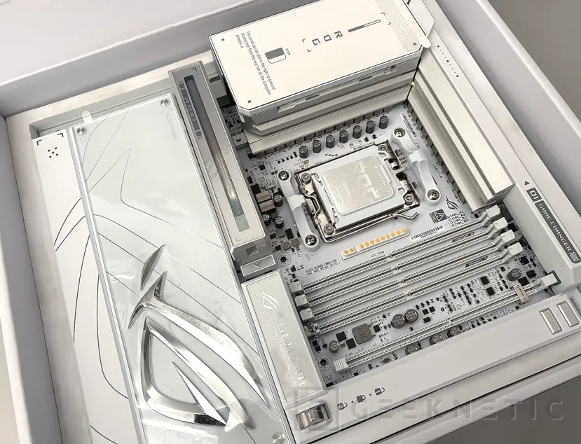 Geeknetic ASUS ROG CROSSHAIR X870E GLACIAL Review 3