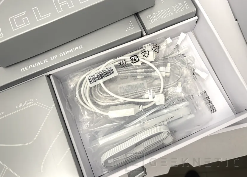 Geeknetic ASUS ROG CROSSHAIR X870E GLACIAL Review 4