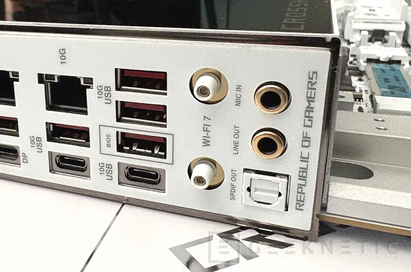 Geeknetic ASUS ROG CROSSHAIR X870E GLACIAL Review 31