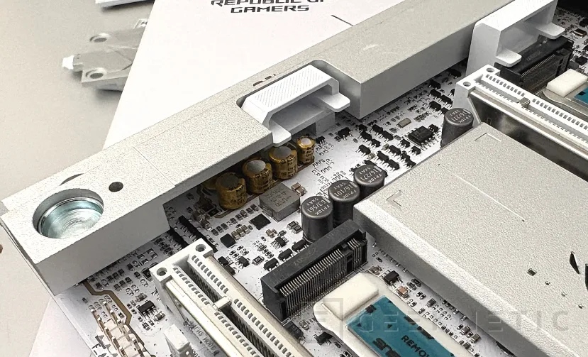 Geeknetic ASUS ROG CROSSHAIR X870E GLACIAL Review 30