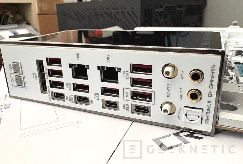 Geeknetic ASUS ROG CROSSHAIR X870E GLACIAL Review 20