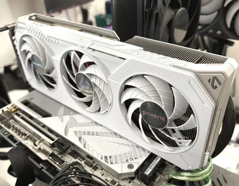 Geeknetic Gigabyte AMD Radeon RX 9060 XT Gaming OC ICE 16G Review combina FSR Redstone, diseño y rendimiento de más de 3200MHz  12
