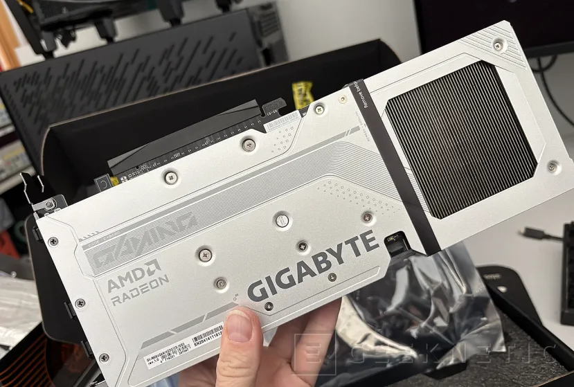 Geeknetic Gigabyte AMD Radeon RX 9060 XT Gaming OC ICE 16G Review combina FSR Redstone, diseño y rendimiento de más de 3200MHz  4