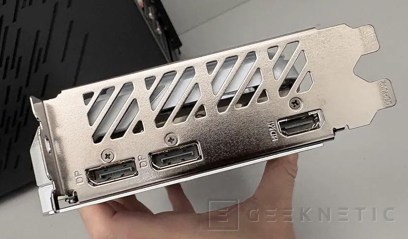 Geeknetic Gigabyte AMD Radeon RX 9060 XT Gaming OC ICE 16G Review combina FSR Redstone, diseño y rendimiento de más de 3200MHz  8