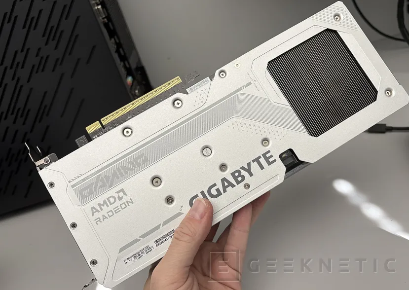 Geeknetic Gigabyte AMD Radeon RX 9060 XT Gaming OC ICE 16G Review combina FSR Redstone, diseño y rendimiento de más de 3200MHz  9