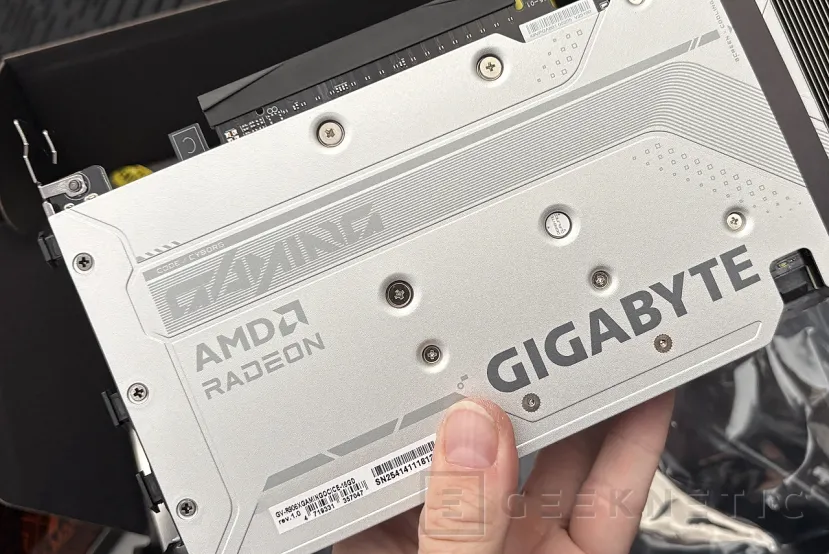 Geeknetic Gigabyte AMD Radeon RX 9060 XT Gaming OC ICE 16G Review combina FSR Redstone, diseño y rendimiento de más de 3200MHz  6