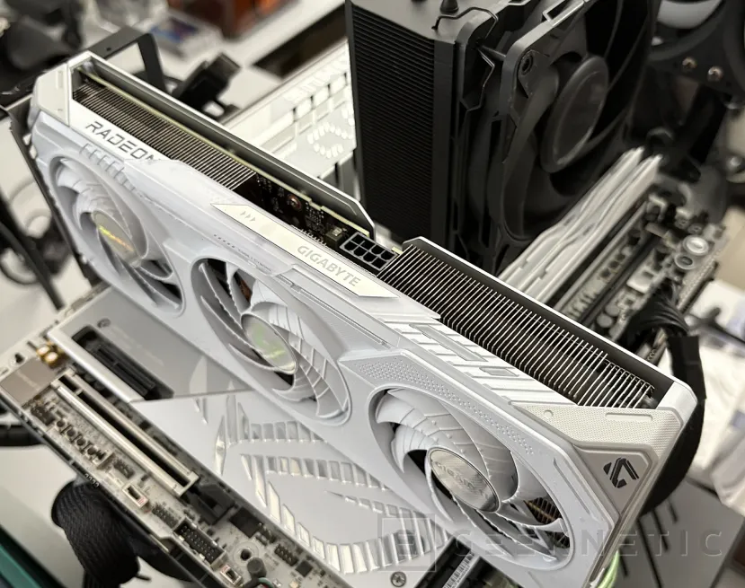 Geeknetic Gigabyte AMD Radeon RX 9060 XT Gaming OC ICE 16G Review combina FSR Redstone, diseño y rendimiento de más de 3200MHz  58