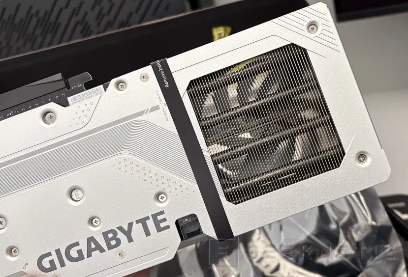 Geeknetic Gigabyte AMD Radeon RX 9060 XT Gaming OC ICE 16G Review combina FSR Redstone, diseño y rendimiento de más de 3200MHz  11