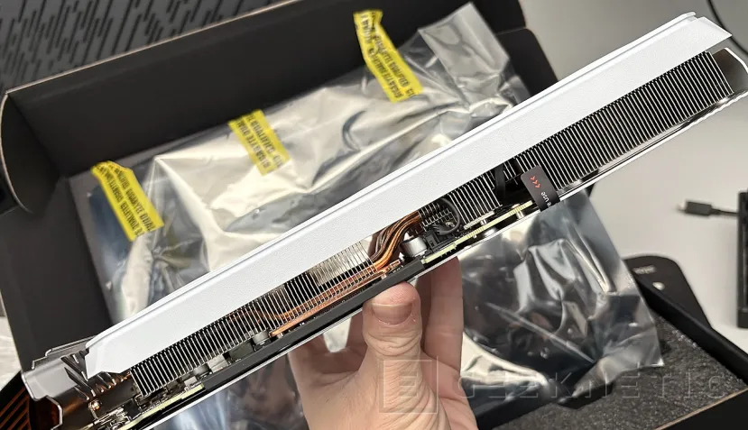 Geeknetic Gigabyte AMD Radeon RX 9060 XT Gaming OC ICE 16G Review combina FSR Redstone, diseño y rendimiento de más de 3200MHz  5