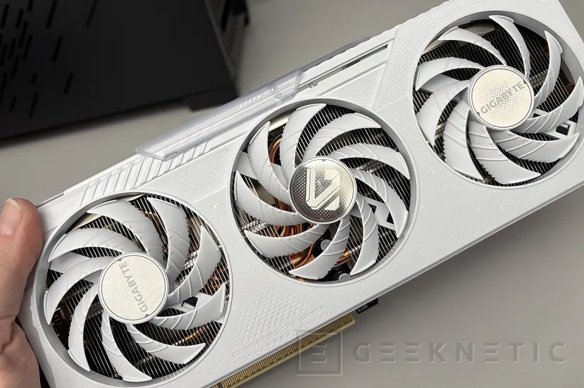 Geeknetic Gigabyte AMD Radeon RX 9060 XT Gaming OC ICE 16G Review combina FSR Redstone, diseño y rendimiento de más de 3200MHz  10