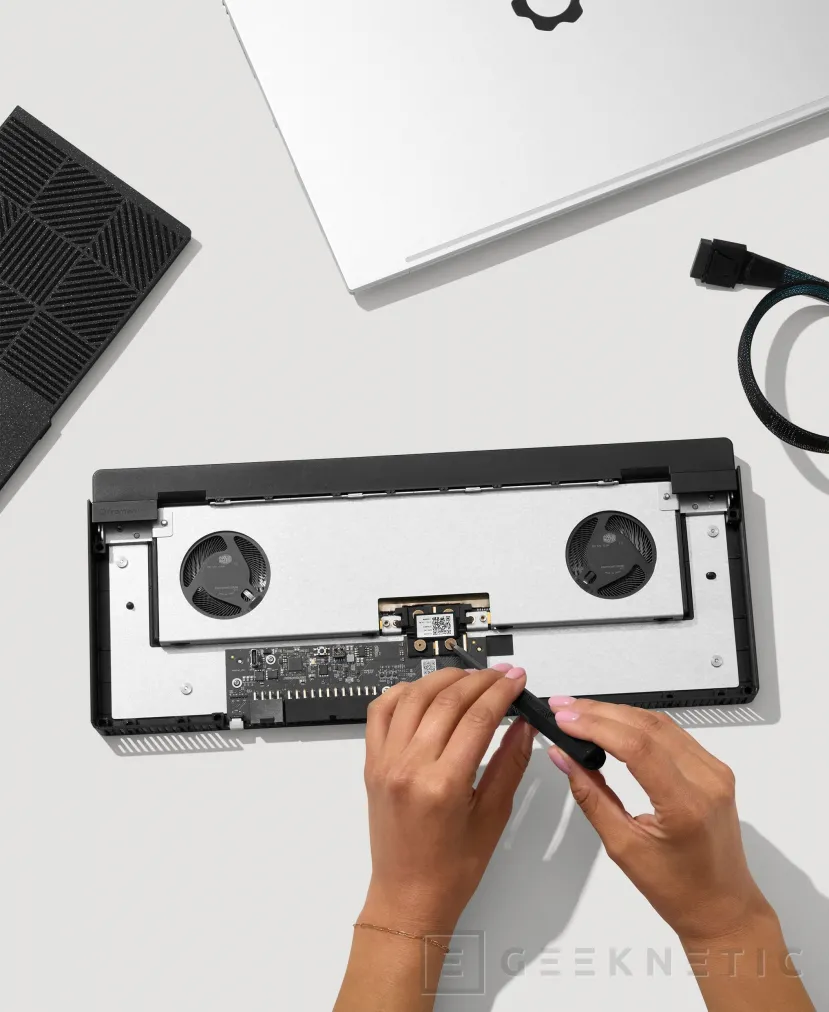 Geeknetic El Framework Laptop 16 ya puede usar GPUs externas con conexión PCIe x8 1