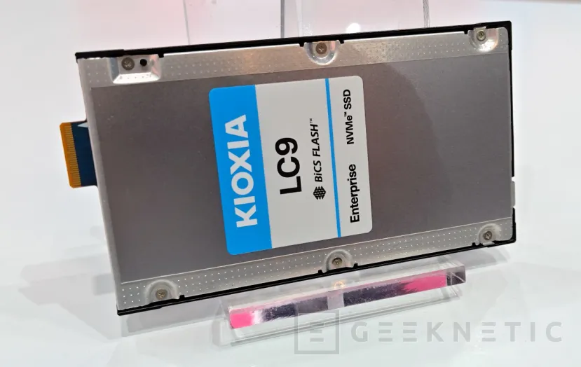 Geeknetic Kioxia nos muestra un SSD de 245 TB: así es el QLC con mayor capacidad del mundo 2