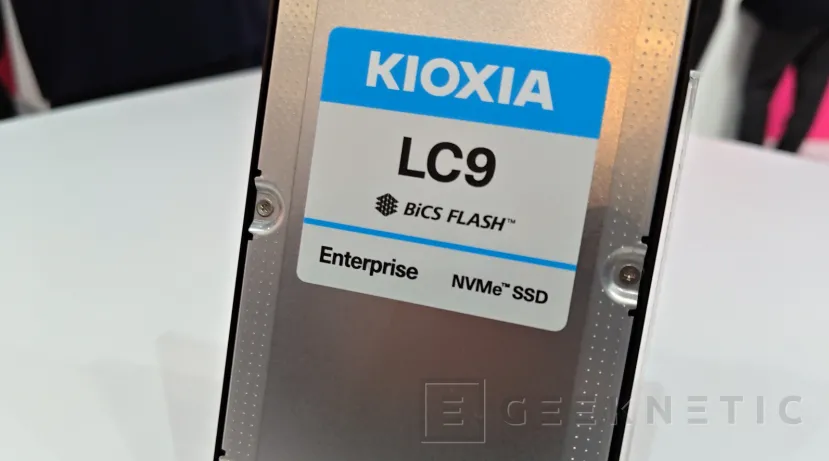 Geeknetic Kioxia nos muestra un SSD de 245 TB: así es el QLC con mayor capacidad del mundo 1