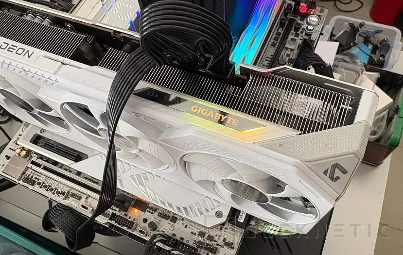 Geeknetic Gigabyte AMD Radeon RX 9070 XT Gaming OC ICE 16G Review: lleva al límite la arquitectura RDNA4 de AMD  13
