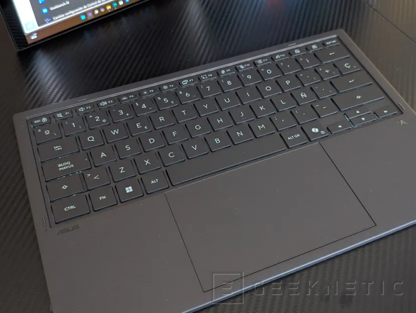 Geeknetic ASUS Zenbook Duo UX8407 Review: dos pantallas OLED y 11 horas de autonomía en el mejor ultrabook del mercado 7