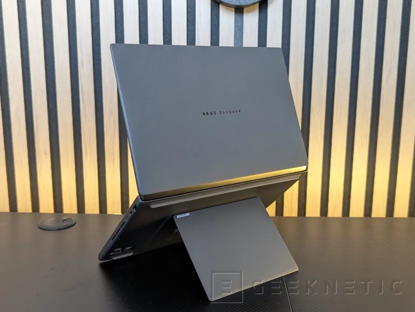 Geeknetic ASUS Zenbook Duo UX8407 Review: dos pantallas OLED y 11 horas de autonomía en el mejor ultrabook del mercado 11