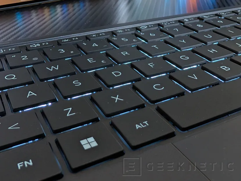 Geeknetic ASUS Zenbook Duo UX8407 Review: dos pantallas OLED y 11 horas de autonomía en el mejor ultrabook del mercado 8